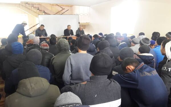 Накануне, 17 октября, состоялась встреча с 200 учащимися трех медресе, которые расположены в селах Арашан и Кой-Таш. - Sputnik Кыргызстан