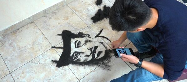 Чачтан портрет тарткан Умар. Сүрөтчү болбой калган чач тарачтын өнөрү видеодо - Sputnik Кыргызстан