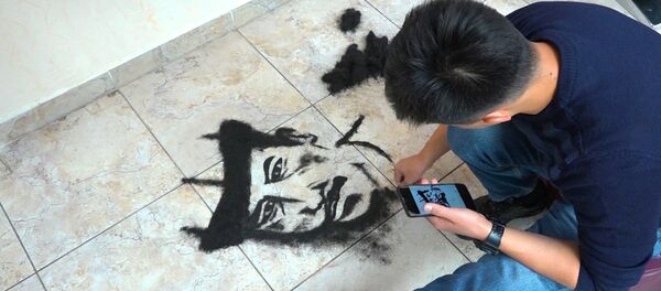 Парикмахер пишет портреты из волос клиентов в Бишкеке — видео - Sputnik Кыргызстан