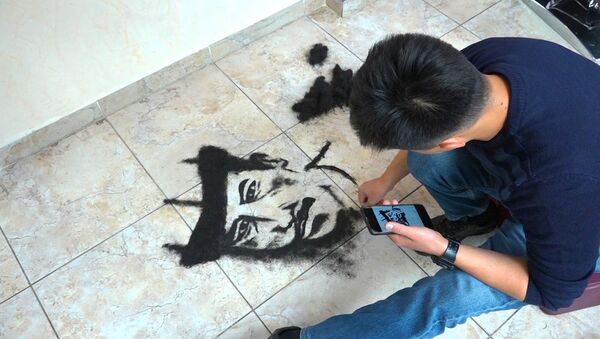 Парикмахер пишет портреты из волос клиентов в Бишкеке — видео - Sputnik Кыргызстан