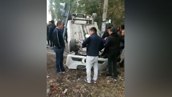В Бишкеке авто перевернулось после ДТП, есть пострадавшие — видео - Sputnik Кыргызстан