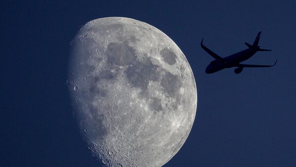 Самолет на фоне луны. Архивное фото - Sputnik Кыргызстан