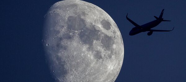 Самолет на фоне луны. Архивное фото - Sputnik Кыргызстан