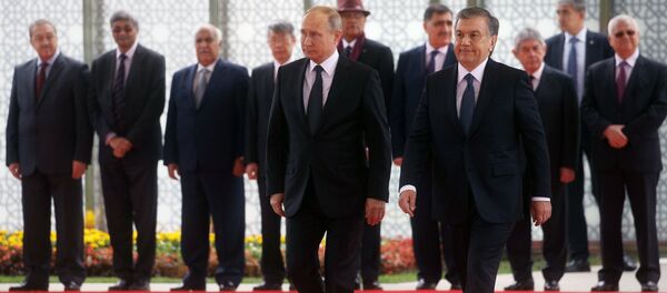 Президент РФ Владимир Путин и президент Узбекистана Шавкат Мирзиеев на церемонии официальной встречи в государственной резиденции Куксарой. Президент РФ Владимир Путин и президент Узбекистана Шавкат Мирзиеев на церемонии официальной встречи в государственной резиденции Куксарой. - Sputnik Кыргызстан