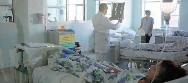 Врач осматривает пациента в больнице. Архивное фото - Sputnik Кыргызстан