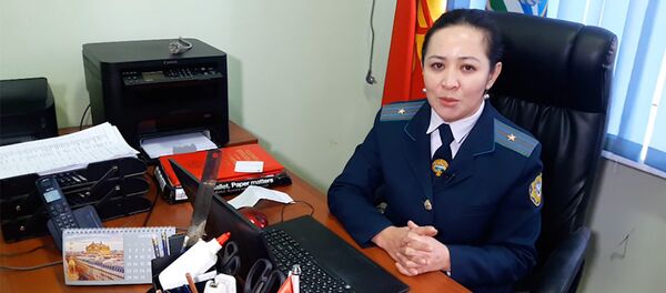 Как уволенную за митинг против коррупции чиновницу встретили на работе. Видео - Sputnik Кыргызстан