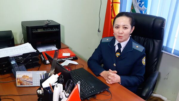 Как уволенную за митинг против коррупции чиновницу встретили на работе. Видео - Sputnik Кыргызстан