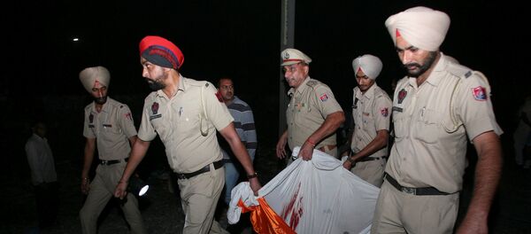 Наезд на толпу поездом в Индии Наезд на толпу поездом в Индии - Sputnik Кыргызстан