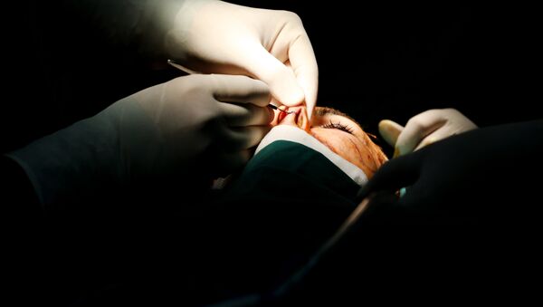 Хирург во время операции на нос. Архивное фото - Sputnik Кыргызстан