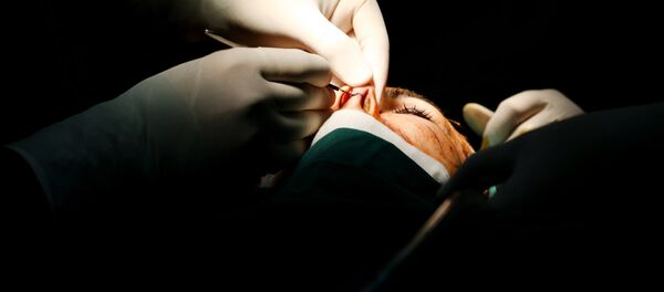 Хирург во время операции на нос. Архивное фото - Sputnik Кыргызстан