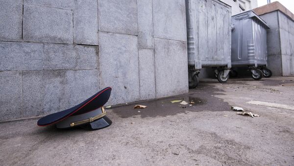 Фуражка сотрудника ГУОБДД МВД возле мусорных контейнеров - Sputnik Кыргызстан