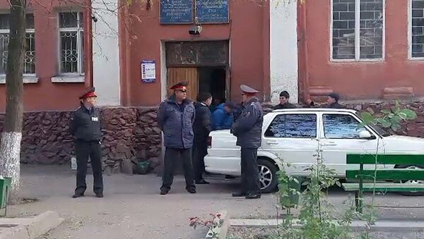 Как Икрамжана Илмиянова увозили после суда — видео - Sputnik Кыргызстан