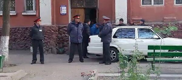 Как Икрамжана Илмиянова увозили после суда — видео - Sputnik Кыргызстан