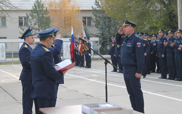 Отличившихся военных и гражданский персонал войсковой части поощрили грамотами и знаками отличия Министерства обороны РФ, а также вручили им ценные подарки - Sputnik Кыргызстан