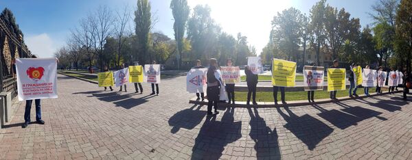 Митинг дольщиков строительной компании Альянс Курулуш Плюс у ЖК Митинг дольщиков строительной компании Альянс Курулуш Плюс у ЖК - Sputnik Кыргызстан