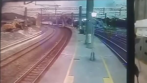 Момент крушения поезда на Тайване попал на видео — вылетел с рельс - Sputnik Кыргызстан