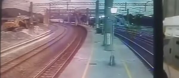 Момент крушения поезда на Тайване попал на видео — вылетел с рельс - Sputnik Кыргызстан