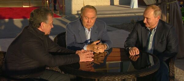 Путин, Назарбаев и Мирзиёев поговорили втроем — видео - Sputnik Кыргызстан