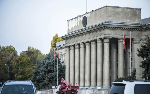Штукатурку Дома правительства специально соскребают из-за ремонта - Sputnik Кыргызстан