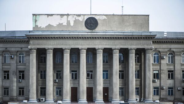 Штукатурка посыпалась на лицевой стороне Дома правительства - Sputnik Кыргызстан