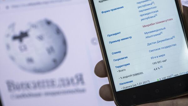 Открытый на смартфоне страница Википедии - Sputnik Кыргызстан