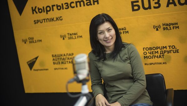 Ведущая радио Sputnik Кыргызстан Айтурган Сатиева на радиостудии - Sputnik Кыргызстан