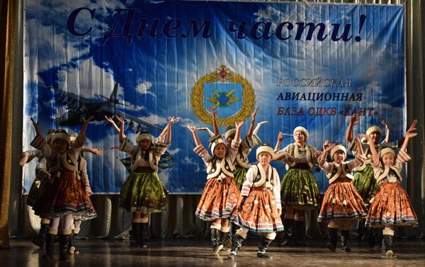 В клубе воинской части они показали концерт совместно с юнармейским отрядом Новое поколение - Sputnik Кыргызстан