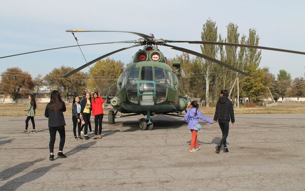 Учащиеся эколого-экономической школы-лицея города Шопокова посетили авиационную базу ОДКБ Кант - Sputnik Кыргызстан