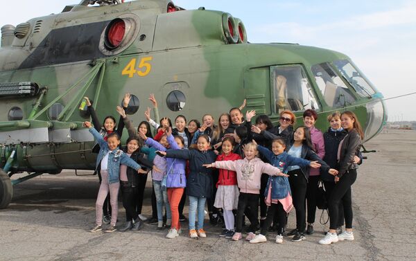 По завершении концерта командование базы провело для гостей экскурсию на аэродром, где им рассказали и показали, как обеспечивается безопасность в регионе. - Sputnik Кыргызстан