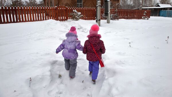 Дети идут по тропинке в снегу к дому. Архивное фото - Sputnik Кыргызстан