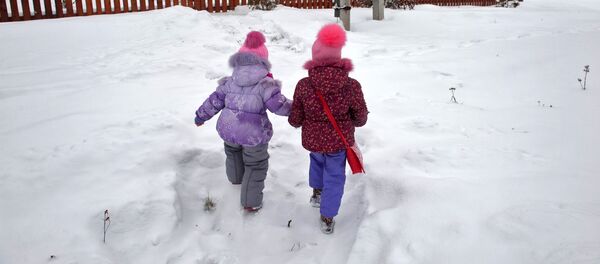 Дети идут по тропинке в снегу к дому. Архивное фото - Sputnik Кыргызстан