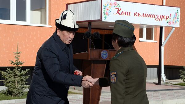 Церемония вручения ключей от квартир новых домов для сотрудников ГКНБ в Нарыне - Sputnik Кыргызстан