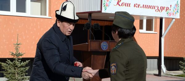 Церемония вручения ключей от квартир новых домов для сотрудников ГКНБ в Нарыне - Sputnik Кыргызстан