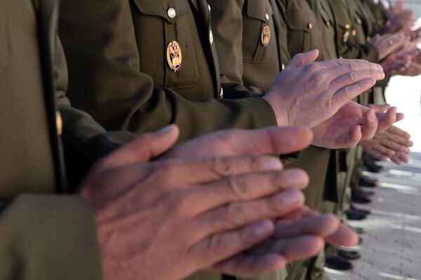 Ал ошондой эле УКМК менен ӨКМдин кызматкерлерине ыраазычылыгын айтып, өлкөнүн тынчтыгына кам көрүп, элди өз өмүрүн тобокелге салып куткарган кишилерге жаңы батирдин ачкычын тапшырып жатканына кубанычта экенин билдирди. - Sputnik Кыргызстан