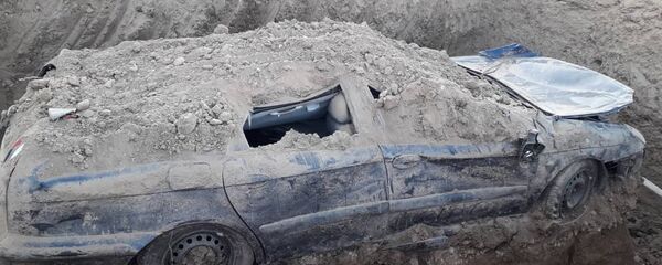 Выкоп машины в Баткене сотрудниками ГКНБ - Sputnik Кыргызстан