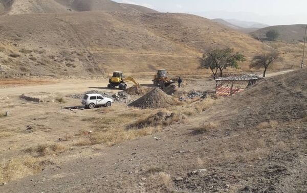 Сотрудники Госкомитета национальной безопасности нашли в Баткенской области автомобиль, закопанный на глубине трех метров - Sputnik Кыргызстан