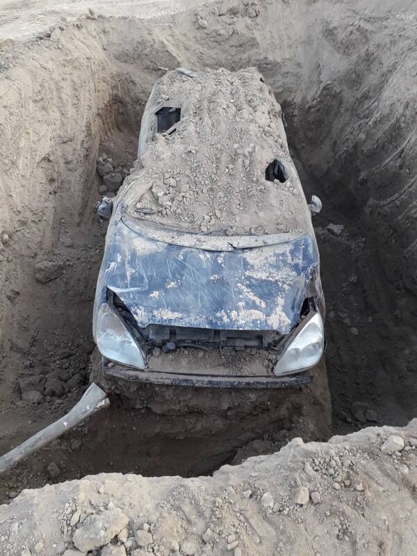 Поиск закопанной машины сотрудниками ГКНБ в Баткене - Sputnik Кыргызстан