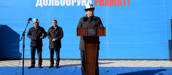 Президент Кыргызстана Сооронбай Жээнбеков в рамках рабочей поездки в Нарынскую область принял участие в открытии спортивного комплекса построенного компанией Газпром Президент Кыргызстана Сооронбай Жээнбеков в рамках рабочей поездки в Нарынскую область принял участие в открытии спортивного комплекса построенного компанией Газпром - Sputnik Кыргызстан