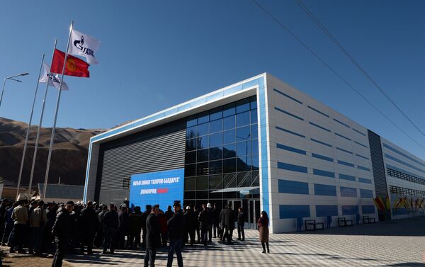 В ходе рабочей поездки в Нарынскую область глава государства принял участие в открытии спортивного комплекса, построенного российским ПАО Газпром - Sputnik Кыргызстан