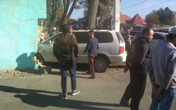 В Бишкеке на пересечении улиц Орозбекова и Баялинова автомобиль Honda Accord врезался в Honda Odyssey, после чего минивэн въехал в небольшое здание - Sputnik Кыргызстан