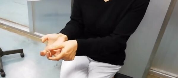 Неделю сидела в телефоне — у китаянки перестали гнуться пальцы. Видео Неделю сидела в телефоне — у китаянки перестали гнуться пальцы. Видео - Sputnik Кыргызстан