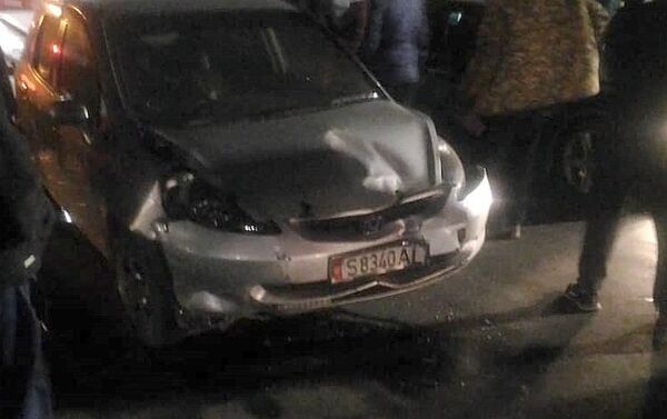 Водитель одного авто не уступил дорогу другому — в результате вторая машина перевернулась. - Sputnik Кыргызстан