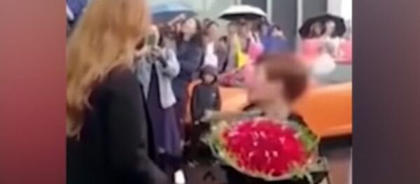 Китаец сделал предложение, купив девушке Lamborghini, но получил отказ. Видео - Sputnik Кыргызстан