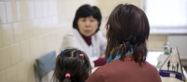 Мать с девочкой у детского гинеколога Дили Боромбаевой - Sputnik Кыргызстан