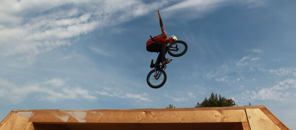 Велосипедист исполняет трюк. Архивное фото - Sputnik Кыргызстан