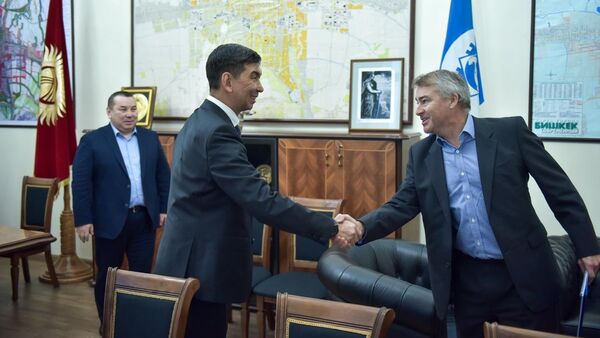 Мэр Бишкека Азиз Суракматов встретился с послом Великобритании в КР Робином Орд-Смитом - Sputnik Кыргызстан