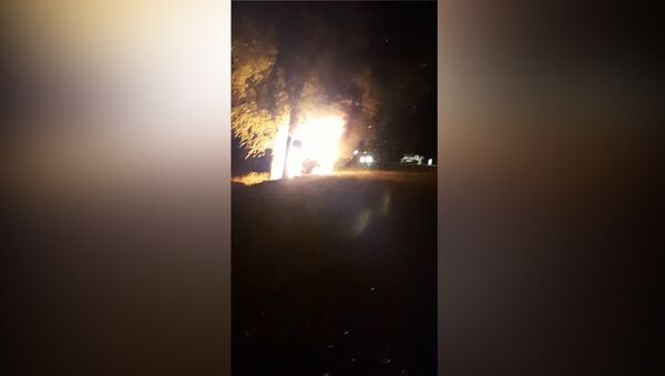 Под Бишкеком авто врезалось в дерево и сгорело — водитель в больнице. Видео - Sputnik Кыргызстан