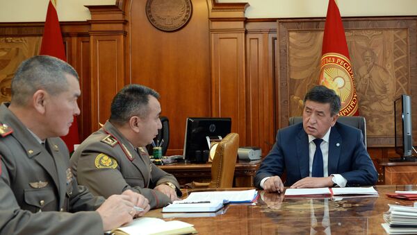Рабочее совещание Сооронбая Жээнбекова с участием начальника Генерального штаба ВС  и председателя Госкомитета по делам обороны - Sputnik Кыргызстан