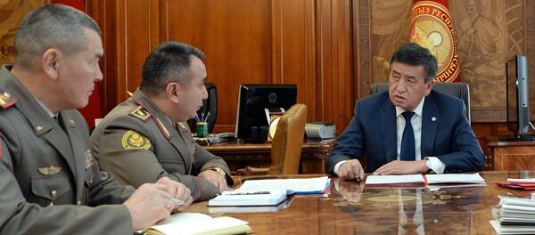 Рабочее совещание Сооронбая Жээнбекова с участием начальника Генерального штаба ВС и председателя Госкомитета по делам обороны Рабочее совещание Сооронбая Жээнбекова с участием начальника Генерального штаба ВС и председателя Госкомитета по делам обороны - Sputnik Кыргызстан