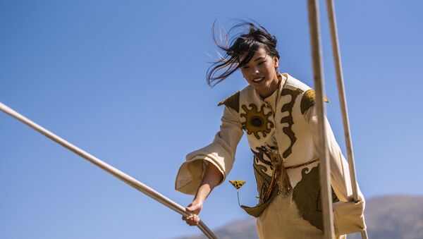 Девушка в национальном костюме. Архивное фото - Sputnik Кыргызстан